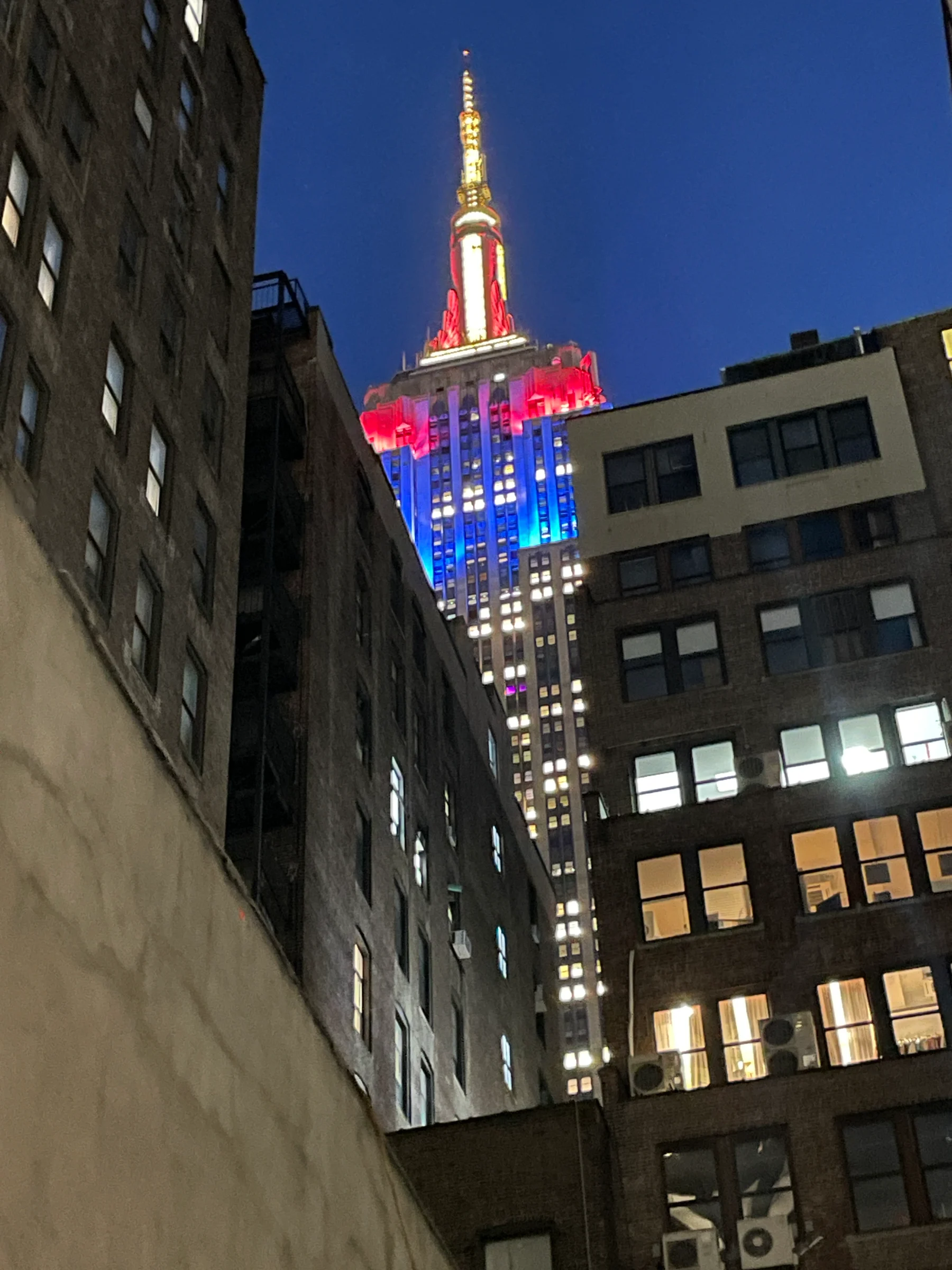 2026-09-08_195208_New-York_Empire-State-Building-in-Coloured-Lights_IMG-6361.jpg