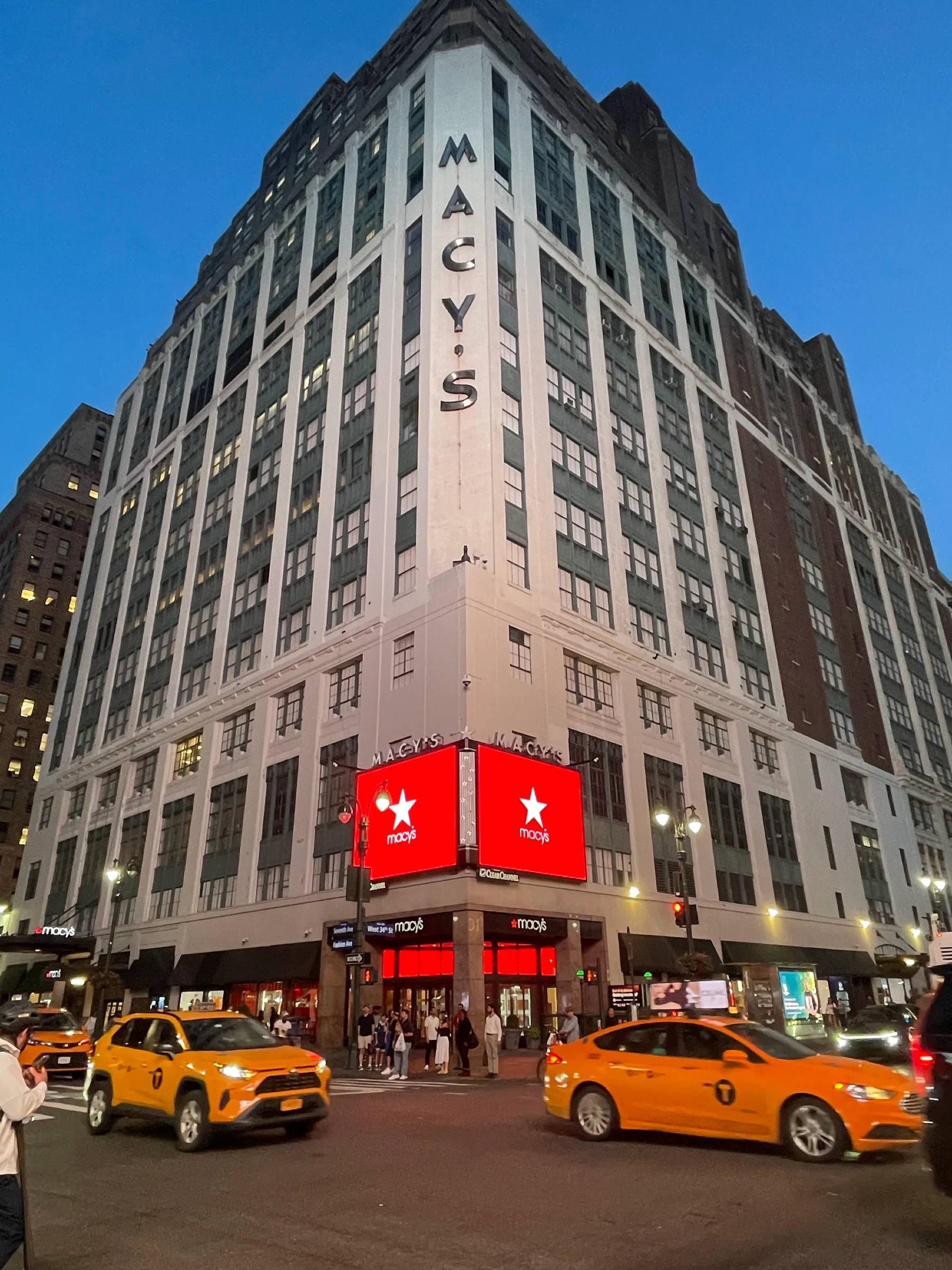 2026-09-08_192934_New-York_Macys-Store-and-Yellow-Taxis_IMG-6349.jpg